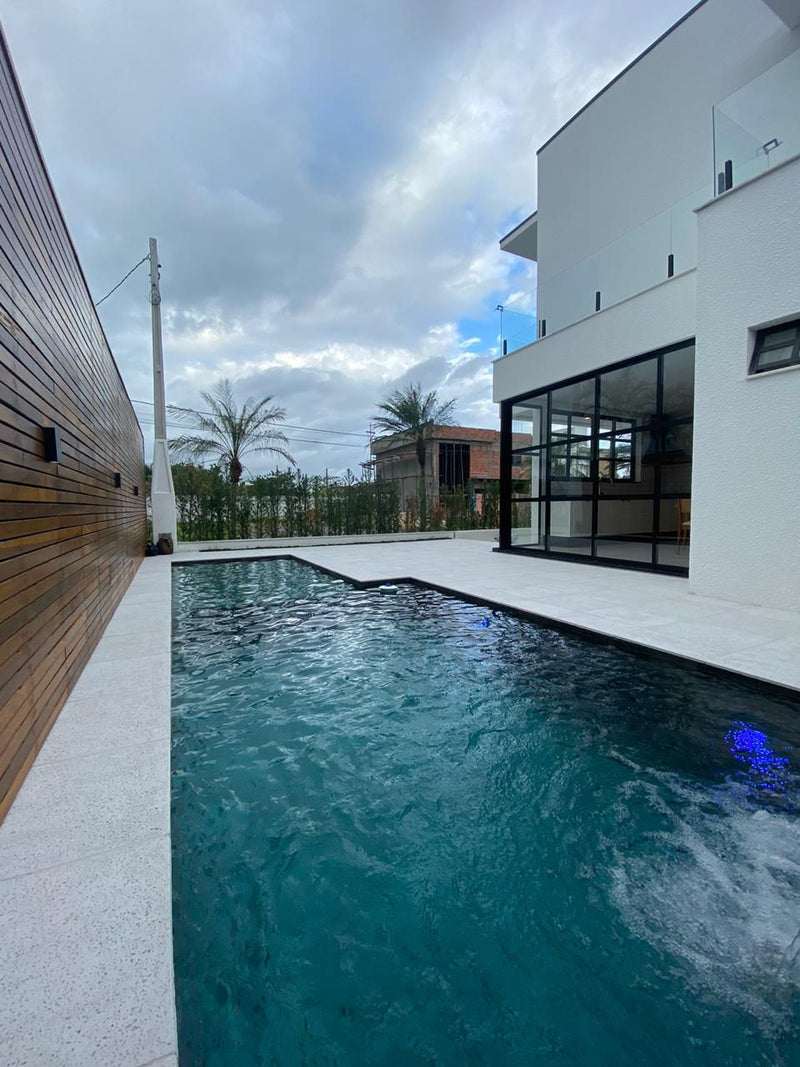 Piso atérmico Tradicional 50x50x1,5cm no entorno de piscina